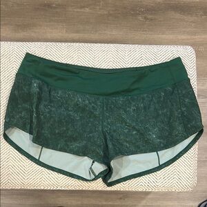 Lululemon Athletica Green speed up low 2.5” Athletic Shorts size 10